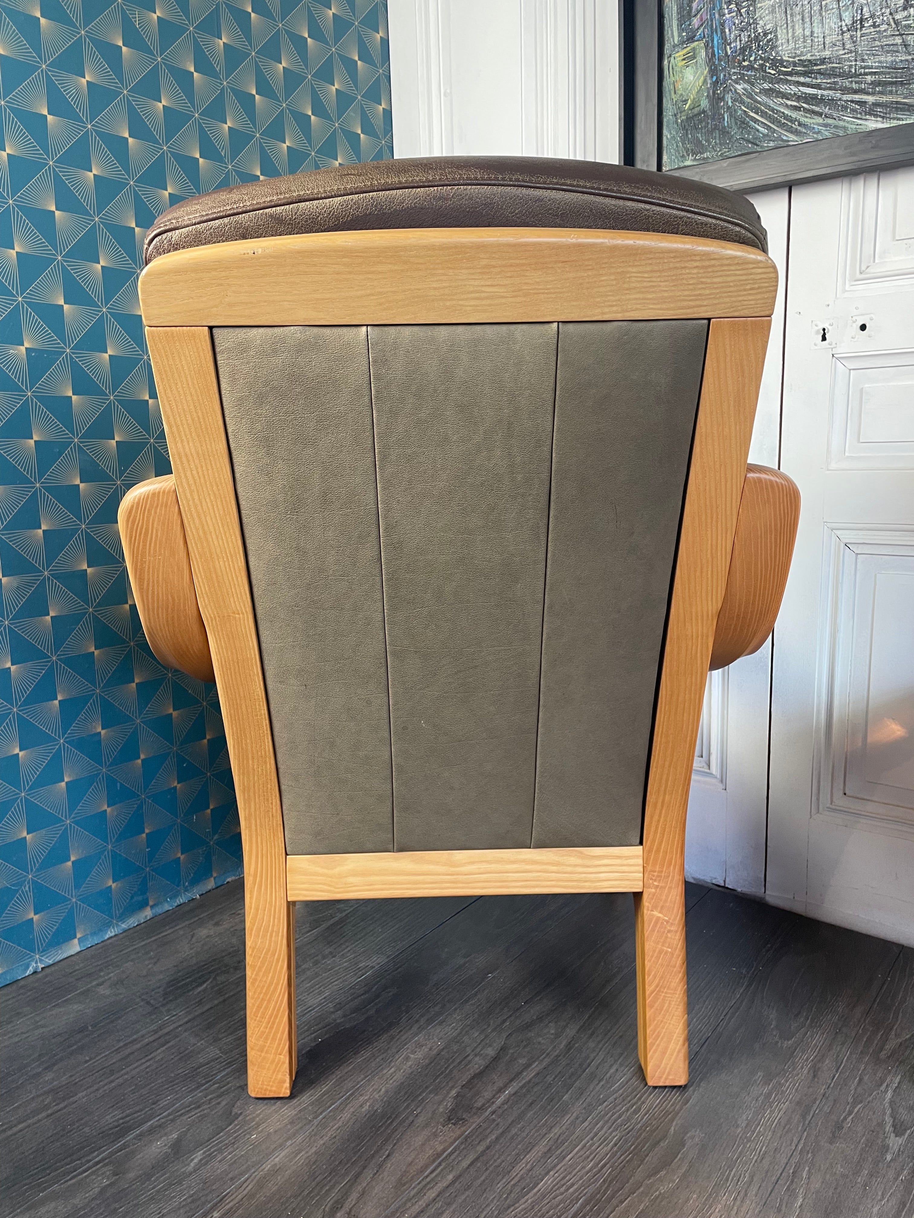 Fauteuil en cuir structure bois