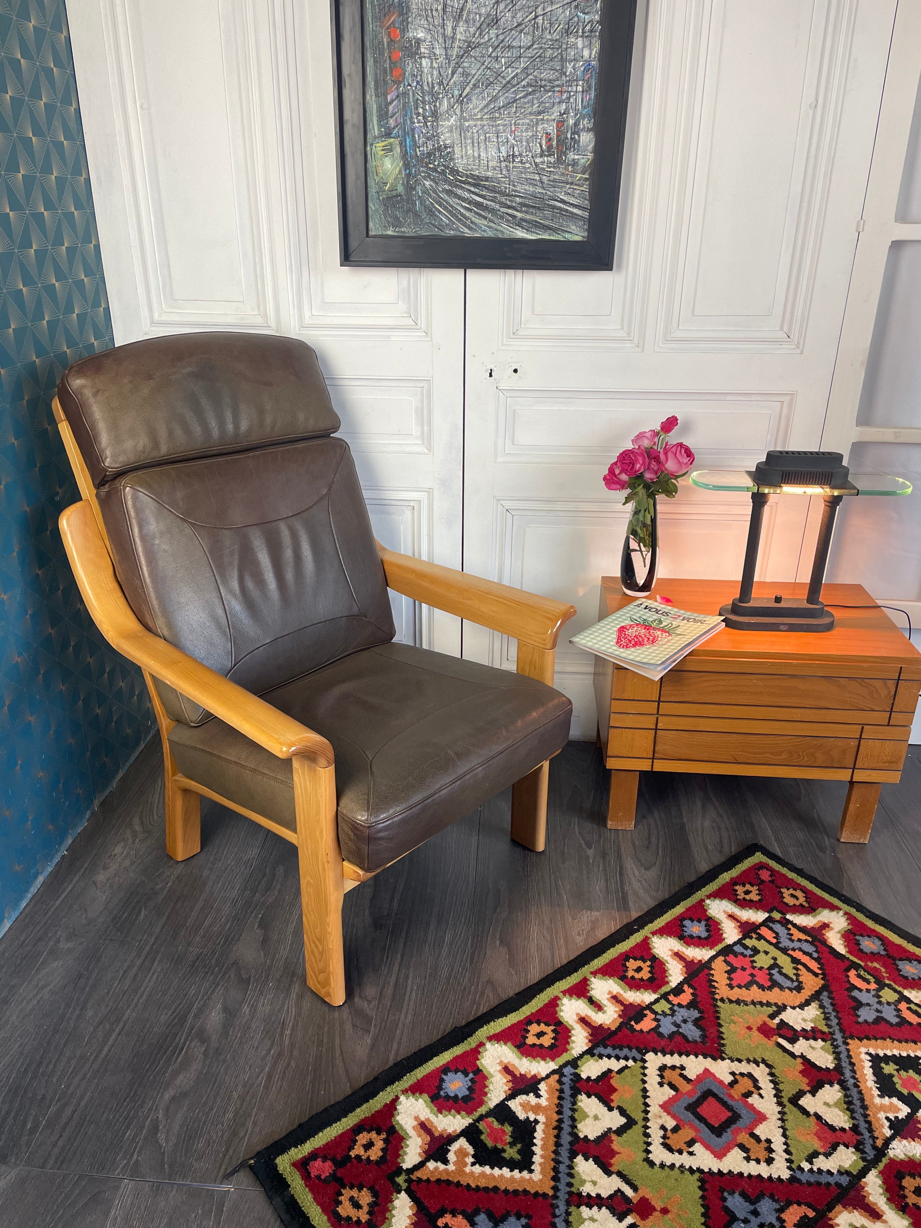 Fauteuil en cuir structure bois