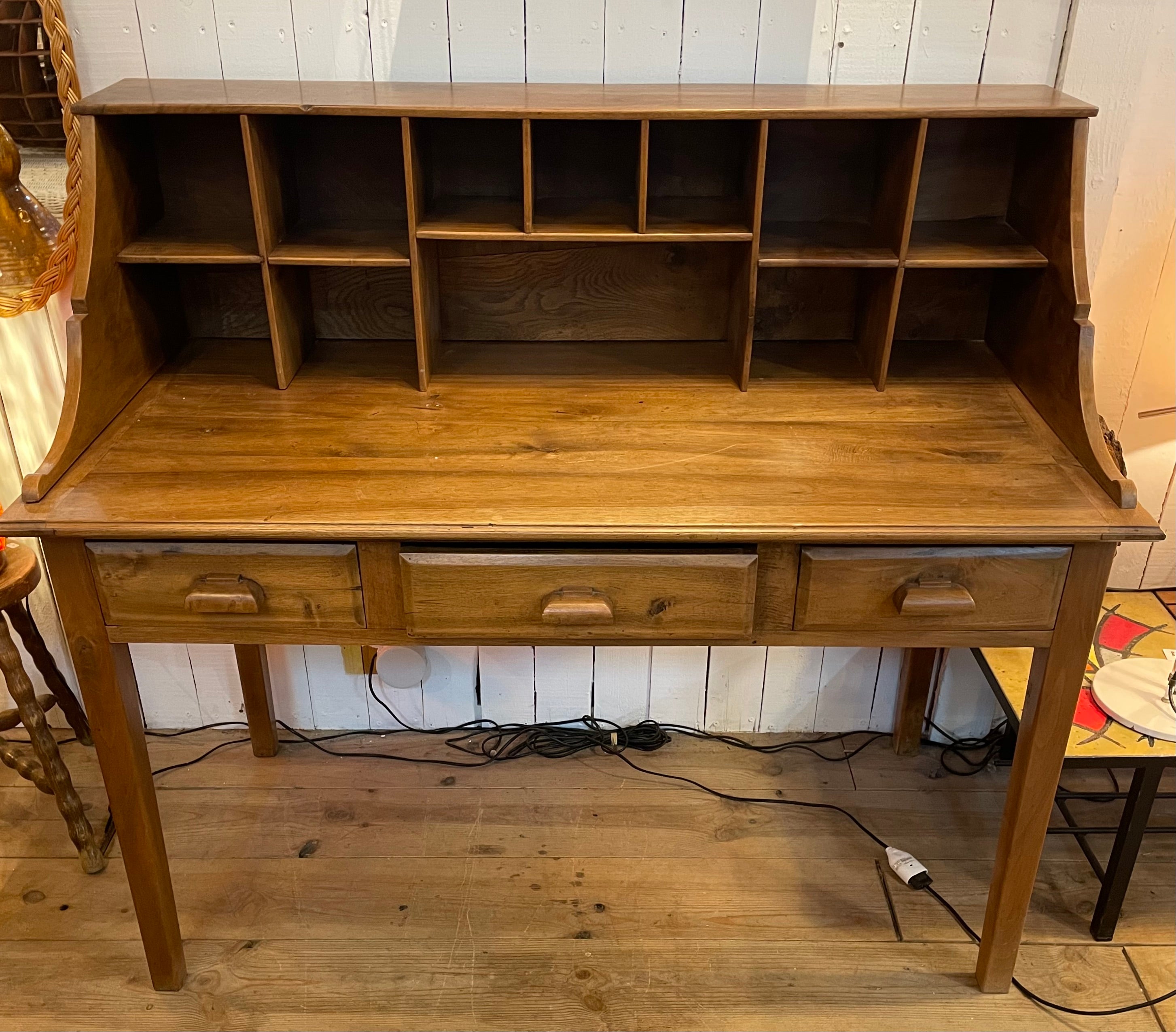 Bureau en noyer années 1940/50