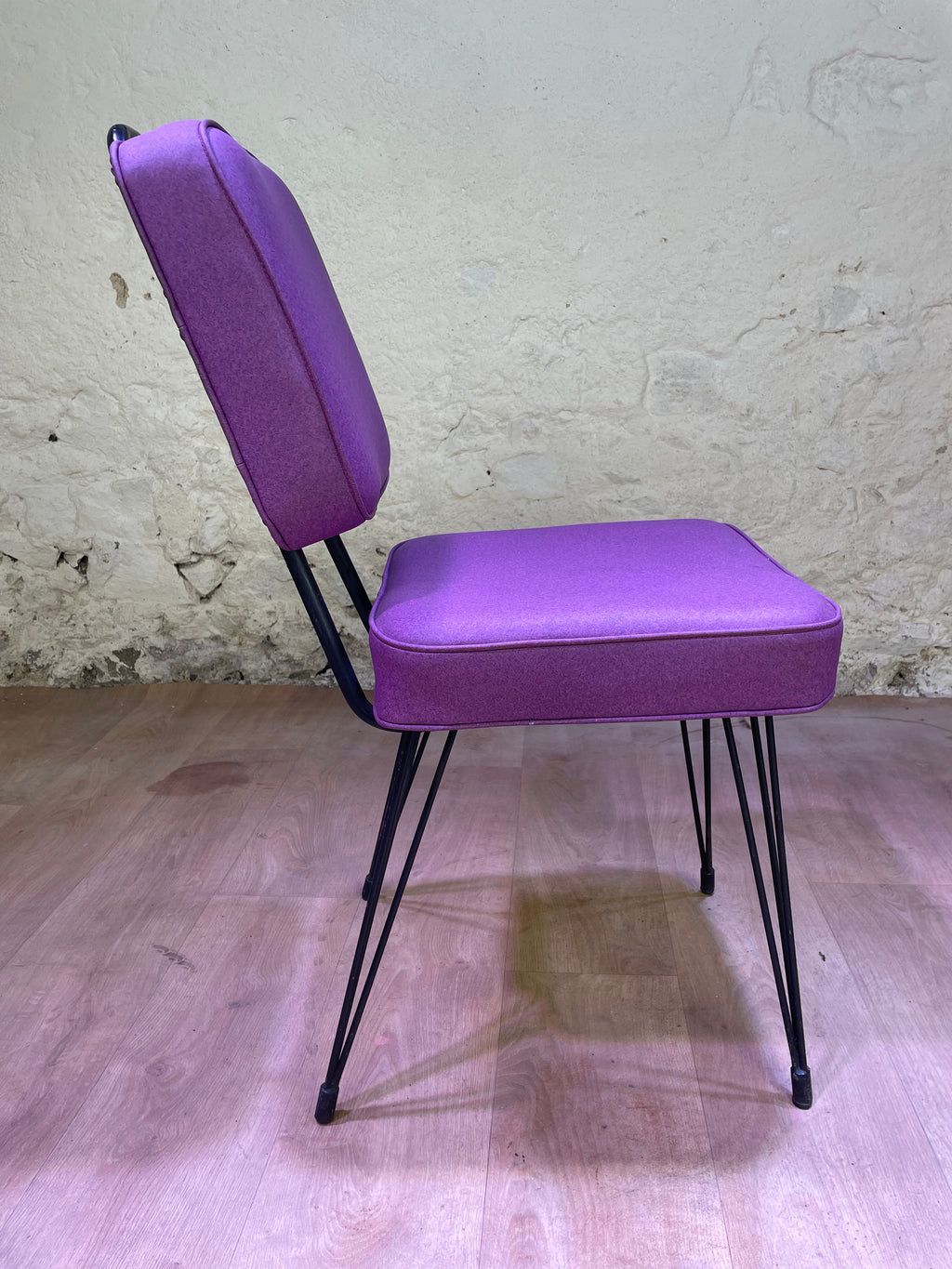 Chaise vintage mauve revisitée