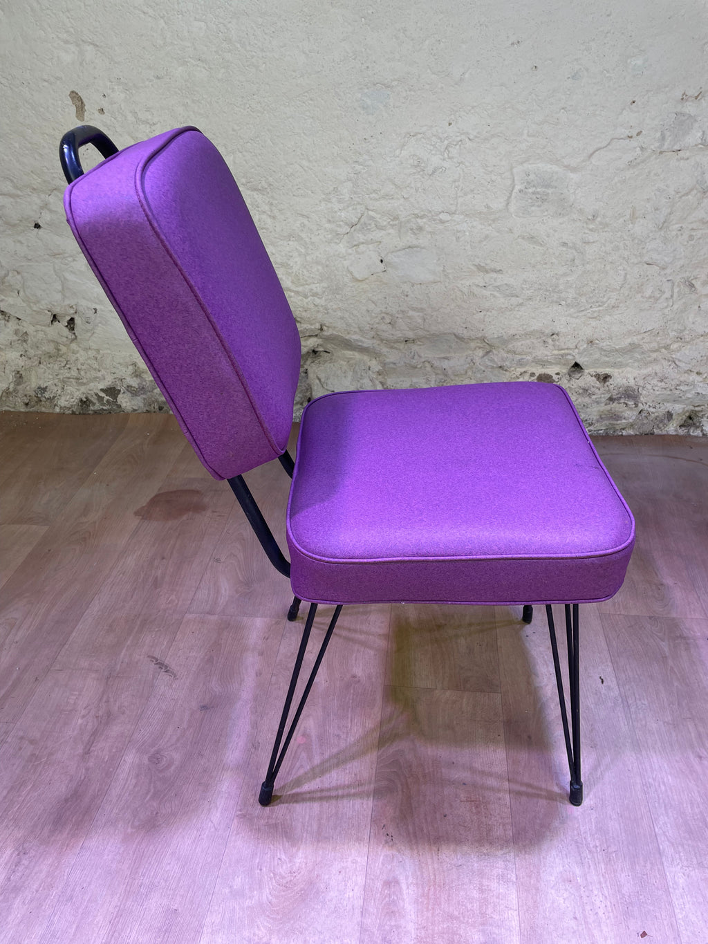 Chaise vintage mauve revisitée