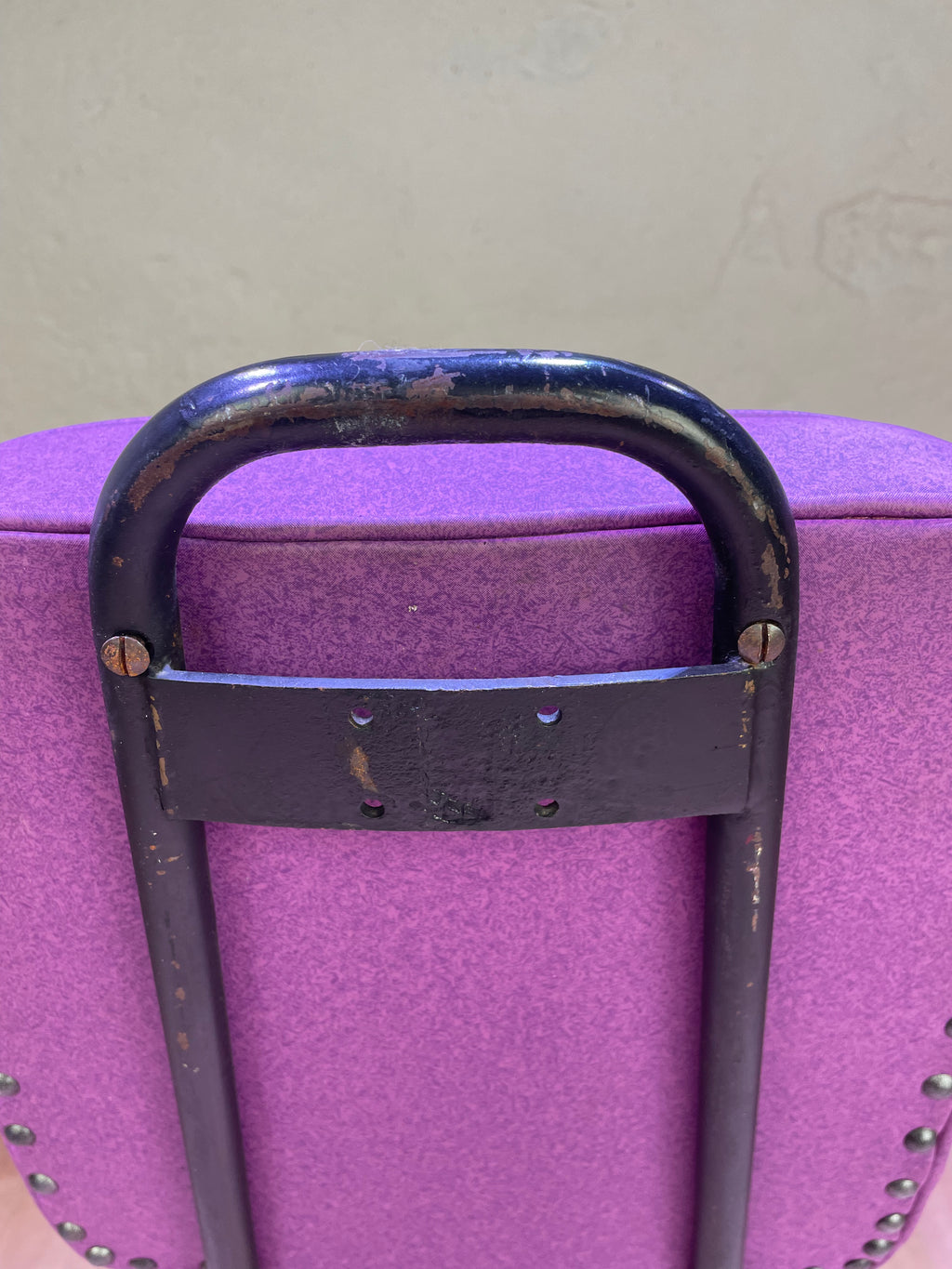 Chaise vintage mauve revisitée