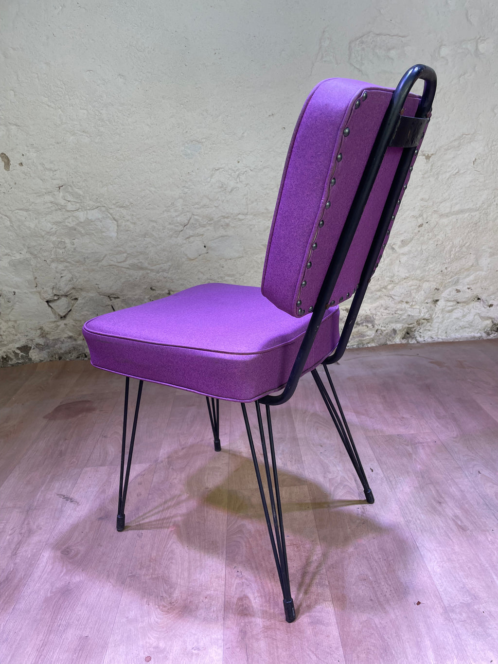 Chaise vintage mauve revisitée