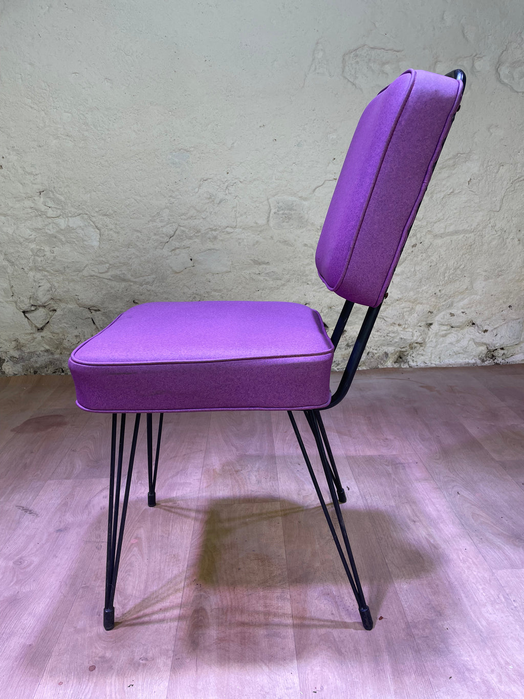 Chaise vintage mauve revisitée