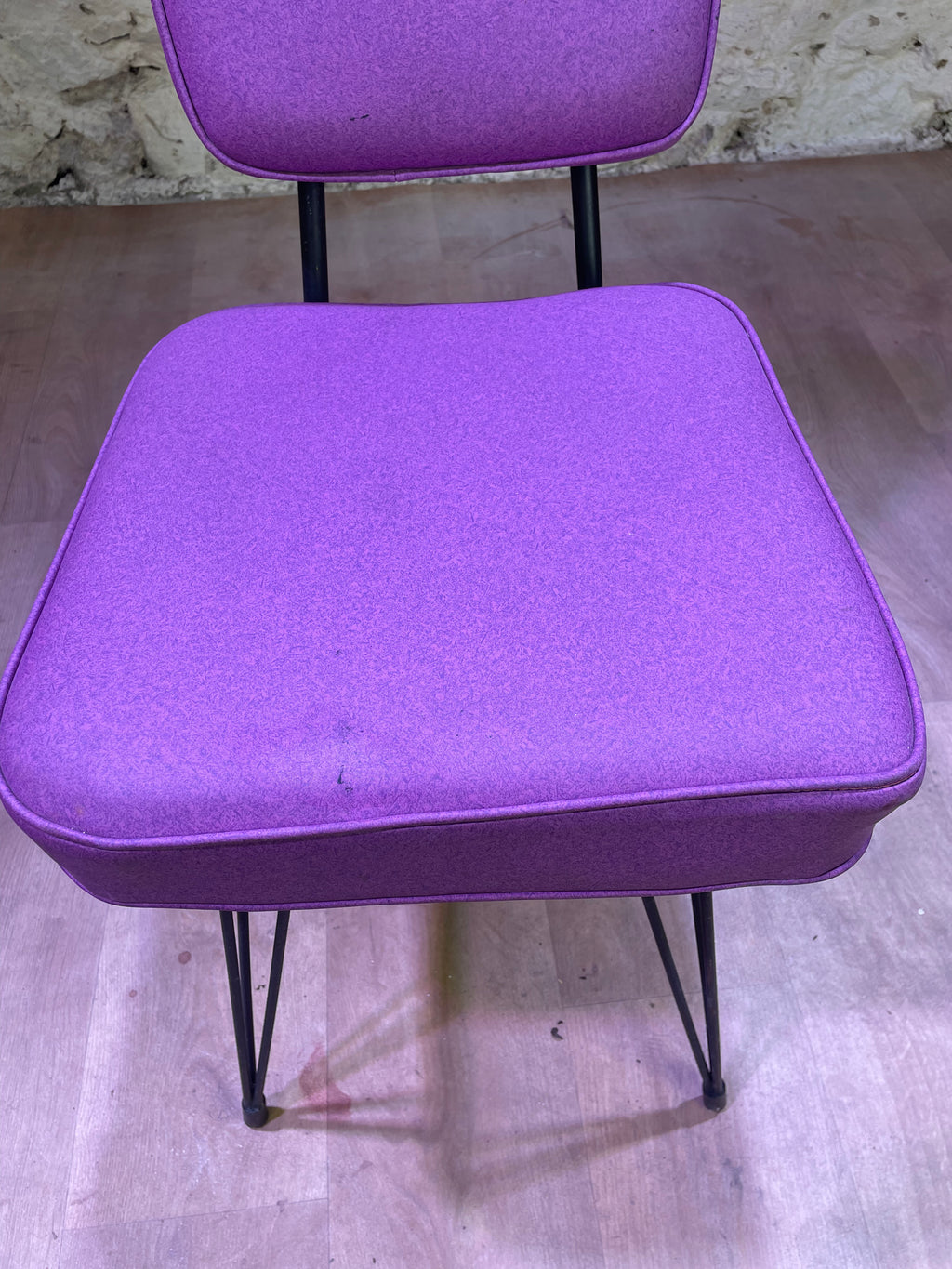 Chaise vintage mauve revisitée