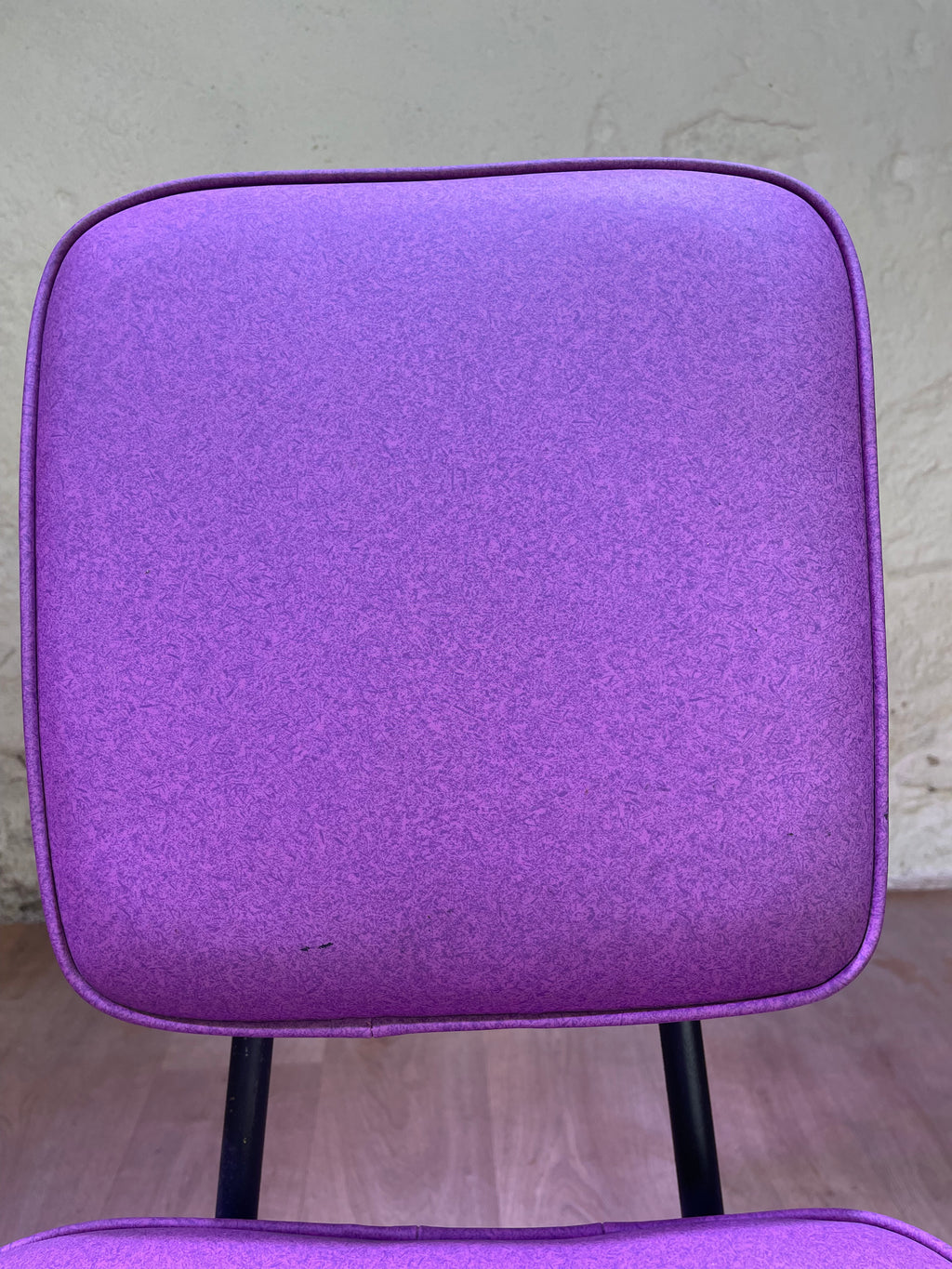 Chaise vintage mauve revisitée