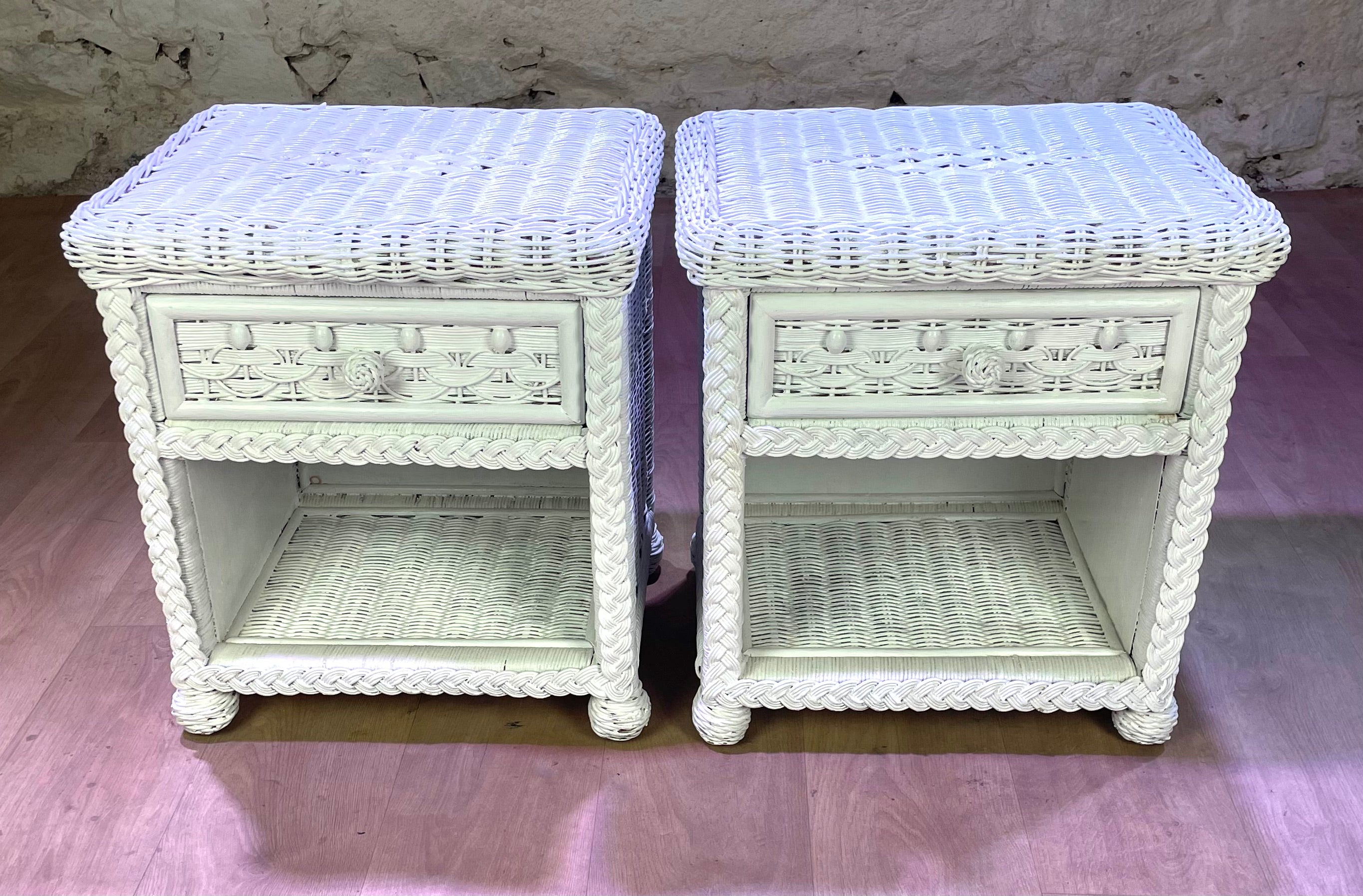 Paire de chevets en rotin blancs