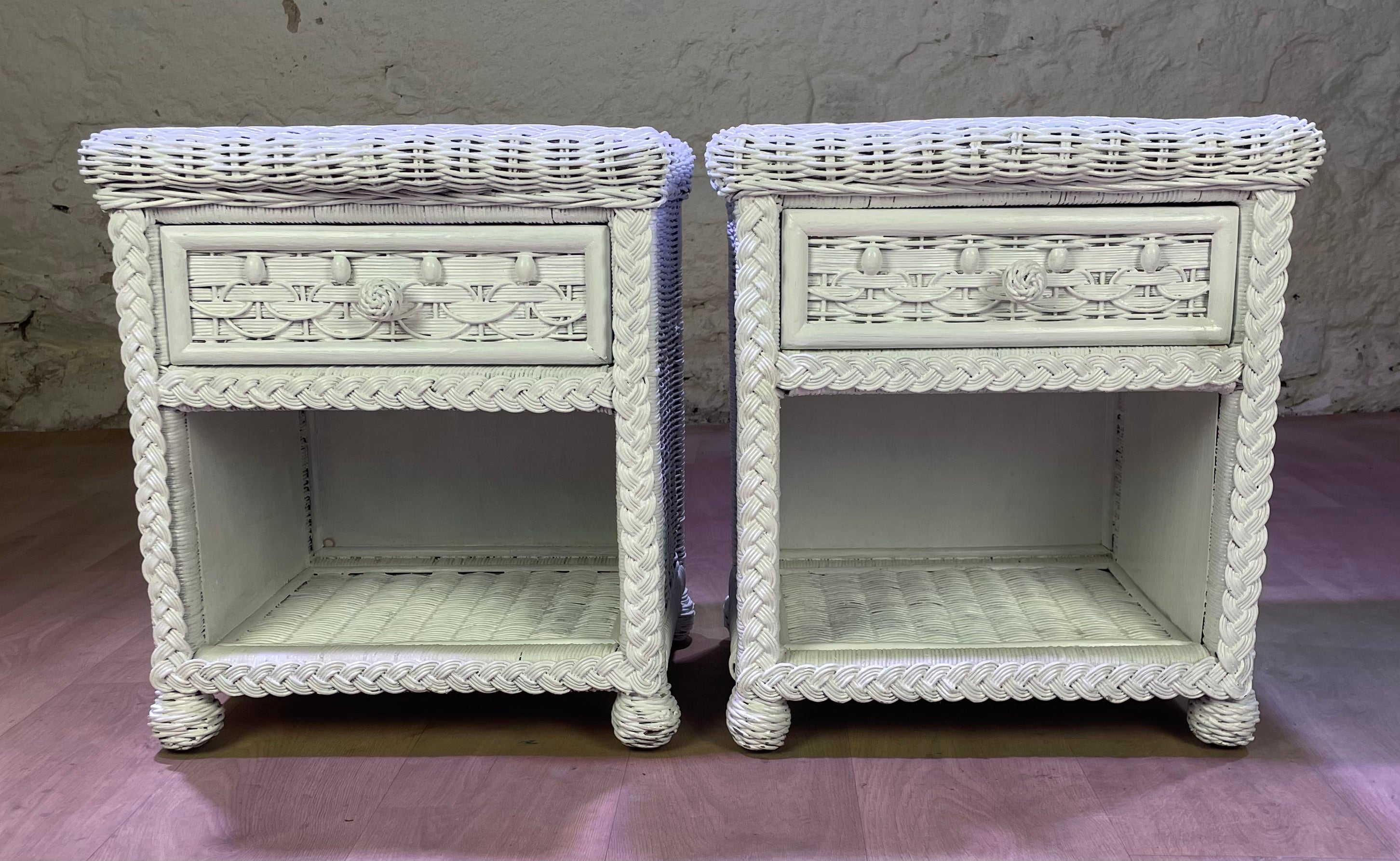 Paire de chevets en rotin blancs