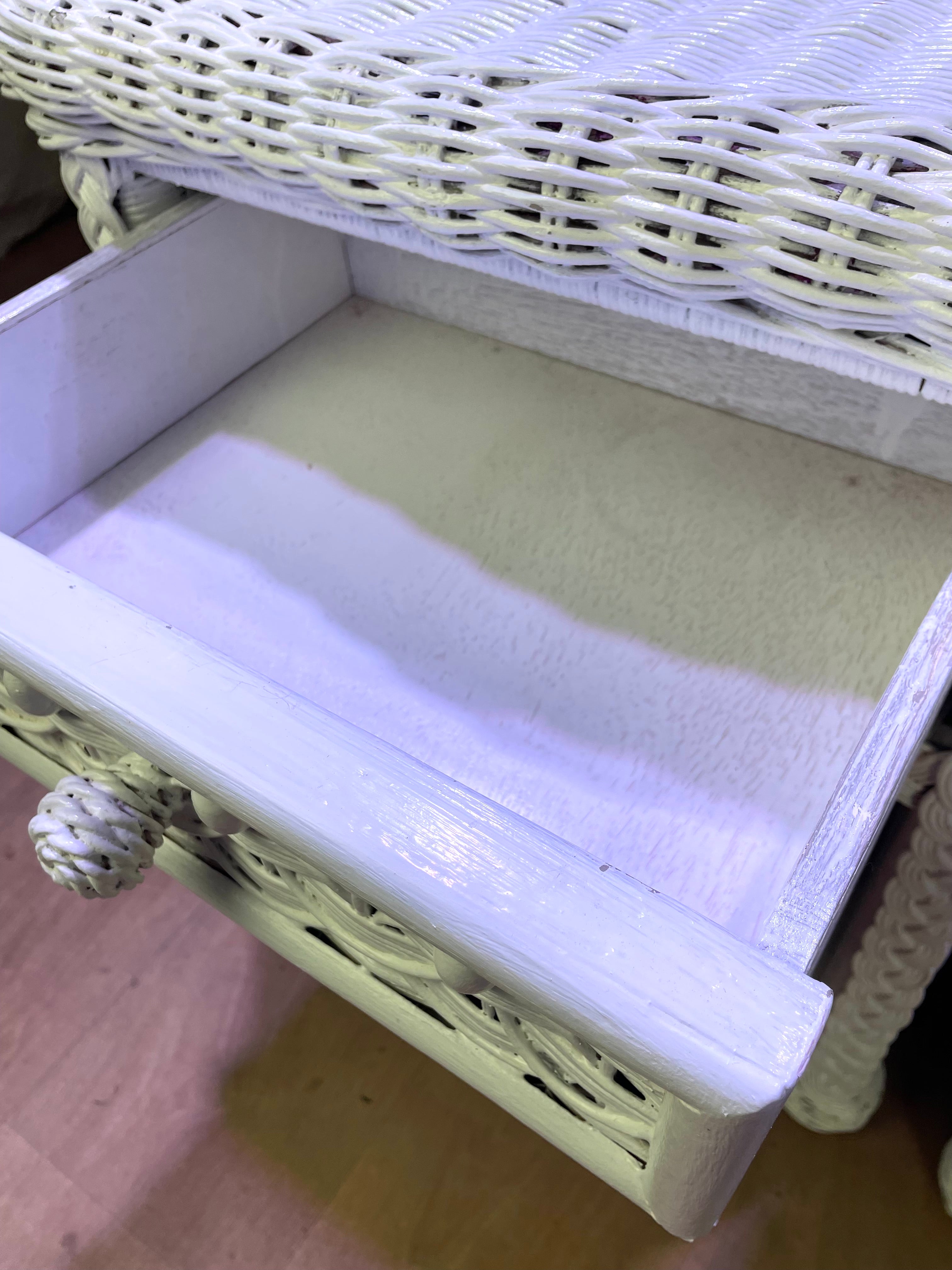Paire de chevets en rotin blancs