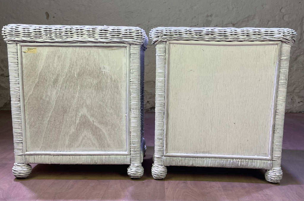 Paire de chevets en rotin blancs
